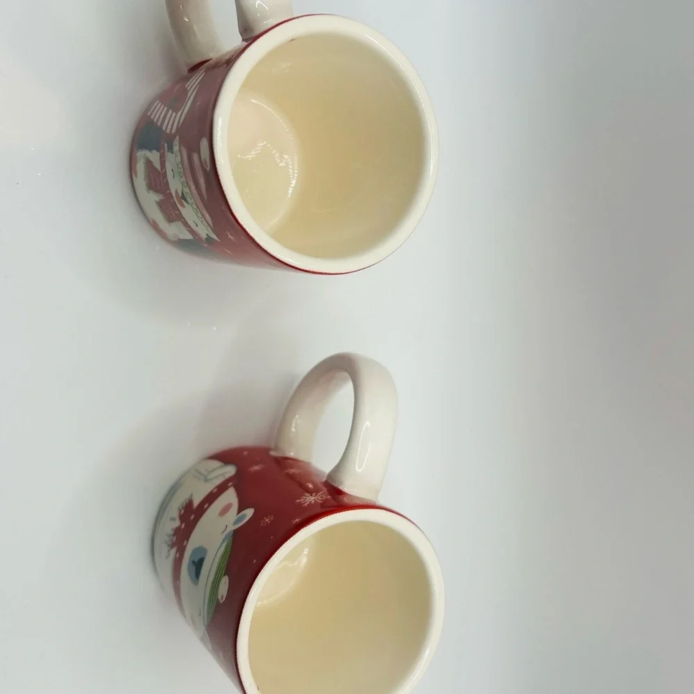 Sur la table Festive Red Holiday Mugs Set 3 inches tall each